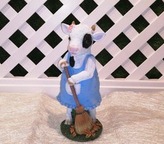 купить Новогодняя садовая фигура Корова с метлой 1