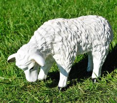 купить Садовая фигура Овца пасущаяся малая 1