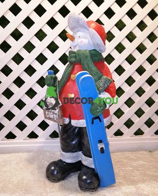 купить Новогодняя садовая фигура Снеговик-Лыжник с табличкой "Желаю счастья!" в красной кофте 7
