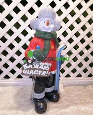 купить Новогодняя садовая фигура Снеговик-Лыжник с табличкой "Желаю счастья!" в красной кофте 2