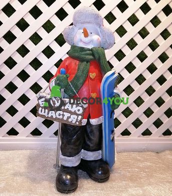 купить Новогодняя садовая фигура Снеговик-Лыжник с табличкой "Желаю счастья!" в красной кофте 1