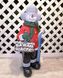 купить Новогодняя садовая фигура Снеговик-Лыжник с табличкой "Желаю счастья!" в красной кофте 2