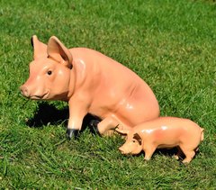 купить Садовая фигура Свинья сидящая и Кабанчик малый 1