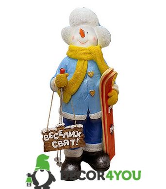 купить Новогодняя садовая фигура Снеговик-Лыжник с табличкой "Веселих Свят!" в голубой кофте NSF-7.070 1