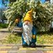купить Садовая фигура гном приветственник с табличкой &mdash; декоративная статуэтка для сада 3